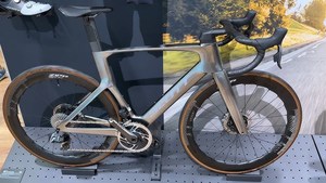 Bicicleta de Carretera SCOTTS FOILRC 2025, Completamente de Carbono, Color Carbón/Vía Láctea, con 24 Velocidades, Sistema de Frenos de Disco, Material de Horquilla de Aluminio/Titanio - Product Image 5