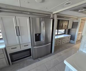 Camping-cars Tiffin Allegro Bus d'occasion (3 mois d'utilisation) 2020, 2021, 2023 - Intérieur spacieux et design moderne - Véhicules de loisirs abordables - Product Image 3