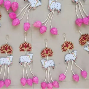 Hecho a mano MDF Lotus vaca pared colgante perla Latkan para el Templo del hogar, decoración del festival indio, puerta Toran, Gokulashtami y decoración de Diwali - Product Image 1