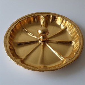 Serveur de fruits secs élégant en aluminium avec trois compartiments en forme de feuille connectés en finition or antique conçu pour les repas - Product Image 5