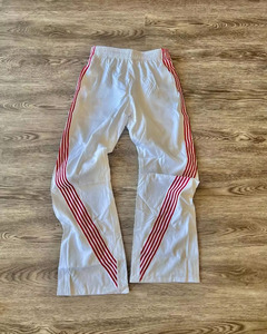 Pantalon de survêtement coupe-vent léger pour hommes avec taille élastique Logo personnalisé Bandes latérales en nylon et doublure en maille - Product Image 3