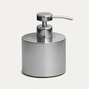 Distributeur de savon en métal pour salle de bain, pour un espace sous l'évier propre et organisé, avec une construction robuste et une finition élégante - Product Image 3
