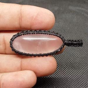 Colgante de Piedra Preciosa de Cuarzo Rosa Natural Pulido a Mano, Colgante de Hilo de Macramé con Cabujones de Joyería de Moda - Product Image 1