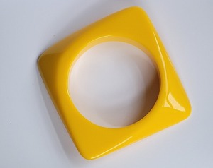 Bracelets et joncs en résine tendance, bijoux contemporains pour femmes - Product Image 4