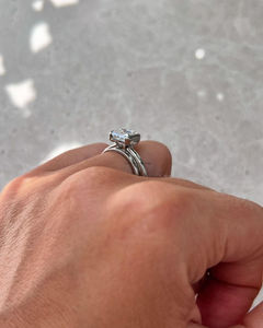 แหวนเพชรโมอิสตัดเพชรโมอิสซาไนท์3.51วง925สีเงินพร้อมกรอบครึ่งวงและวงมน2มม. ไม่เหมือนใคร - Product Image 4