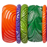 Bracelets et Joncs Artisanaux en Résine Rouge Violet à Motif Floral Style Ange, Disponibles en Plusieurs Couleurs et Tailles Personnalisées – Exportation Craft Emporium