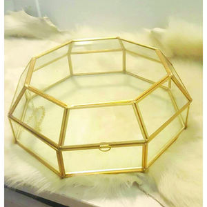 Boîte de rangement de bijoux de luxe en métal et verre au design moderne et élégant, parfaite pour exposer des étuis à bijoux pour boucles d'oreilles et bagues - Product Image 4