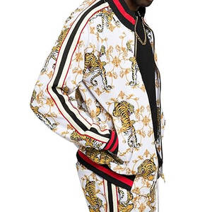 Elegante Conjunto Deportivo de Dos Piezas para Hombre, Chaqueta con Capucha y Cremallera con Cordón Ajustable y Pantalones Deportivos para Deportes, Tigre en Cuclillas Blanco - Product Image 5