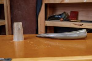 Klaxon à boire brillant avec support et étui en cuir Klaxon à boire authentique direct d'usine pour la bière - Product Image 6