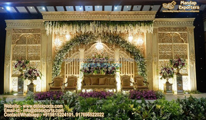 Configuración de escenario de recepción de boda gujarati tradicional con decoración de escenario de fibra elegante de poste abierto triple - Product Image 6