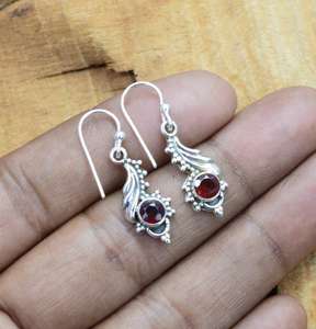 Boucles d'oreilles clous en argent sterling avec grenat rouge, bijoux artisanaux en pierres précieuses, plaqué or, cadeau mignon pour femme, pierre de naissance de janvier, pour soirée - Product Image 4