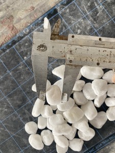 Cailloux ronds décoratifs de pierre de galets de neige blanche de l'usine du Vietnam pour l'aménagement paysager de jardin et de parc pour une utilisation extérieure - Product Image 3