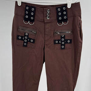 Pantalones Góticos Acampanados Color Chocolate para Mujer con Tirantes de Ojales en Contraste, Artículo Popular, Pantalones de Concierto Estilo Emo Punk - Product Image 4