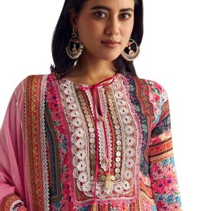 Kurta Palazzo ชุดผ้าไหมลายดอกไม้สีชมพูพร้อมกระเป๋า potli ขายส่งเสื้อผ้าพื้นเมืองสำหรับผู้หญิง - Product Image 2