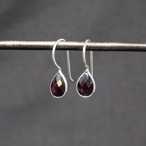 Pendientes de Plata de Ley 925 Hechos a Mano con Forma de Pera, con Piedra Preciosa de Granate Rojo, Hermosos Pendientes para Chicas - Product Image 1