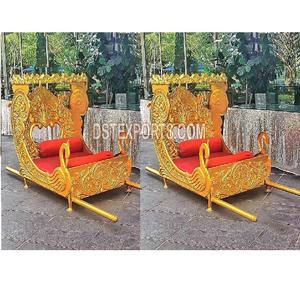 รถเข็นเจ้าสาวไม้ดีไซน์เนอร์สำหรับตกแต่งทางเข้างานแต่งงาน รูปทรงหงส์สีทอง ทนทาน รถเข็นเจ้าสาวรุ่นใหม่ล่าสุด แกะสลักลายนกยูง - Product Image 1