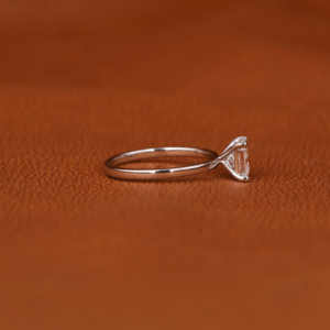 Bague de fiançailles personnalisable en or massif 14KT serti de lunette fine, diamant taille princesse cultivé en laboratoire, style tendance, certifiée IGI - Product Image 6