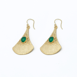 Boucles d'oreilles en alliage de cuivre en laiton Dua fabriquées à la main en onyx vert | Bijoux de mariage pour femmes à la mode en plaqué or 18 carats | Fabriqué en Inde - Product Image 1