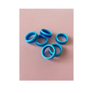 Rond de serviette en résine de luxe fabriqué avec une finition brillante, idéal pour les occasions festives ajoutant du charme à la décoration de la table à manger - Product Image 4