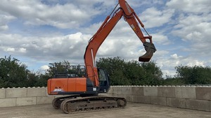 Excavatrice Hitachi EX210LC 2021 avec moteur Perkins 460HP, poids opérationnel de 1000 tonnes, composants essentiels : moteur, boîte de vitesses, roulement - Product Image 5