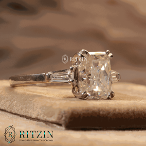 Anillo de compromiso de plata de ley con tres diamantes cultivados en laboratorio, corte baguette radiante y cónico, engastados en puntas, para mujer - Product Image 1