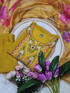 Beste Kwaliteit Lange Kurti Voor Vrouwen Etnische Kleding Met Werkvolgorde Voor Retailers En Distributeurs Verkrijgbaar Tegen Groothandelsprijzen - Product Image 3