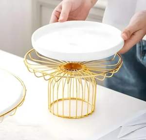 Rehausseur de Dessert Élégant Doré Indien pour la Mise en Scène d'Événements, Idéal pour les Mariages, les Fêtes, les Banquets et les Réceptions Officielles - Product Image 1