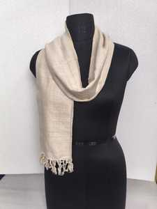 Foulards en soie 100% eri sur mesure avec franges auto-torsadées et longueur de 2.5 pouces dans une gamme de couleurs pour les dames de tous les groupes d'âge - Product Image 6