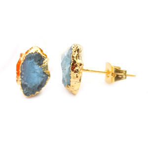 Pendientes de tuerca de Aguamarina en bruto electrochapados en oro joyería de piedra natal para marzo - Product Image 2