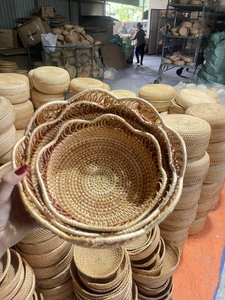 Beau plateau en rotin fabriqué à la main pratique pour tout espace Plateau en rotin durable naturel article de décoration intérieure - Product Image 2