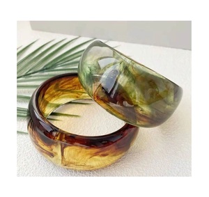 Brazalete de resina con pétalos reales y brillo, elegantes brazaletes hechos a mano, ideales para regalos y eventos de moda - Product Image 3