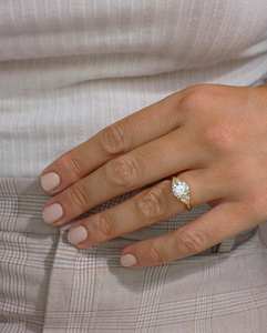 Bague de fiançailles en CZ blanc taille ronde de 8mm en or jaune avec pierres latérales | Bijoux de mariée classiques - Product Image 4