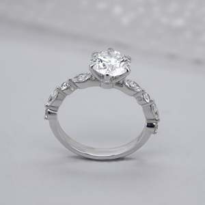 Anillo de Compromiso de Corte Redondo con Banda de Diamantes Pavé de 6 Puntas, Elegantes Anillos de Diamantes - Product Image 4