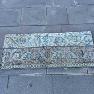 Alfombra Turca Vintage de 1.4x3.4 pies (43x105 cm), Alfombra Floral Azul Gris - Product Image 3