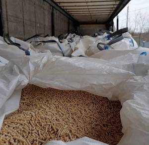 Granulés de bois de haute qualité en forme de briquettes, combustible naturel pour système de chauffage, haute densité, teneur en cendres 9,9 %, valeur calorifique 99,9 J - Product Image 4