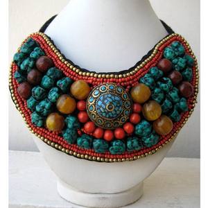 Ensemble de colliers et bracelets en résine avec broderie faite à la main Bijoux élégants en pierre pour femmes Dernier design à la mode pour les mariages - Product Image 4