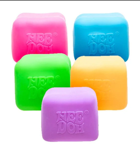 Nouveau NeeDoh Nice Cube Glow - Jouet sensoriel avec une texture solide - Brille dans le noir et revient toujours à sa forme carrée - Product Image 1