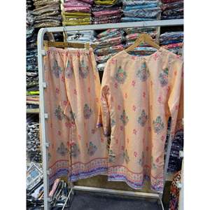 ชุดเซ็ตแฟชั่นดิจิทัล Fusion ผ้าเครป ทันสมัย ใส่ได้ทุกวัน เสื้อแขนสามส่วน คอผูกโบว์ กางเกงขาสั้น สำหรับฤดูร้อน ไซส์ XS/XXS 3 ชิ้น - Product Image 3