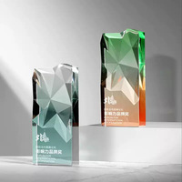 Trophée rectangulaire en verre cristal dégradé arc-en-ciel avec motif gravé au laser – Tendance mode