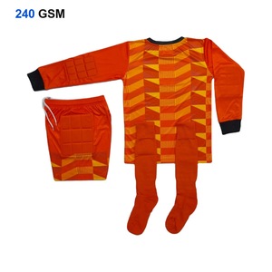 Ensemble d'uniformes de gardien de but Elite |   Maillot rembourré à manches longues et short avec chaussettes |   Tenue d'équipe de gardien de but de football orange personnalisée - Product Image 4