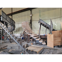 Escalier incurvé de luxe pour villa avec garde-corps en verre robuste, marches en marbre, structure en acier sur mesure, bonne qualité, prix direct usine pas cher