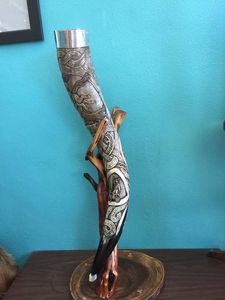 Cuerno vikingo festivo para beber hecho a mano para hidromiel y cerveza perfecto para fiestas navideñas y alegrías navideñas - Product Image 2