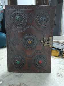 Diarios de cuero en relieve con 5 piedras preciosas de chakra incrustadas hechas a medida con papeles con bordes hechos a mano de aspecto antiguo - Product Image 5