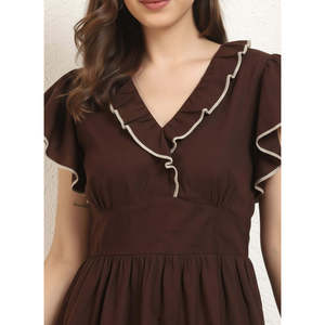 Vestido de Mujer Marrón de Rayón con Cuello en V, Volantes y Capas - Product Image 2