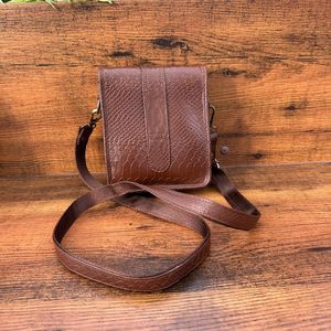 ใหม่กระเป๋าหนังสะพายข้างหนังจระเข้สีน้ำตาลเข้มเย็บด้วยมือกระเป๋าสะพายข้างขนาดเล็กสำหรับผู้หญิงกระเป๋างามสไตล์วินเทจที่ดีงาม - Product Image 4