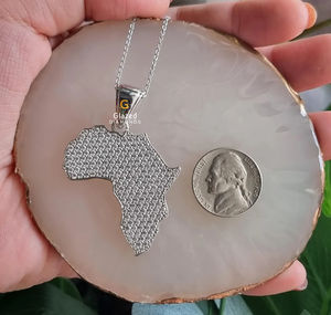 Colgante de Hip Hop con mapa de África de oro blanco de 10kt, joyería Unisex con diamantes de moissanita de corte brillante redondo, Material plateado - Product Image 3