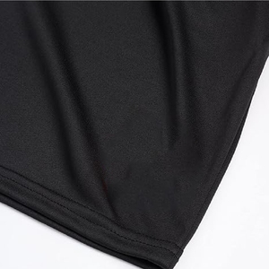 Conjunto Deportivo de Verano para Hombre de 2 Piezas: Camiseta Deportiva Roja Vibrante y Pantalones Cortos Negros de Entrenamiento - Product Image 3