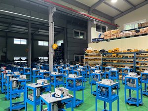 Dobladora automática de barras de refuerzo Máquina dobladora de barras de acero al carbono Dobladora de estribos Panel de control móvil Pedales incluidos - Product Image 3