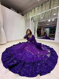 Traje de Diseñador Exclusivo con Bordado de Espejos Reales en Tela de Seda Romana, Conjunto Premium Reversible para Fiesta Casual: Top, Pantalón y Dupatta - Product Image 6