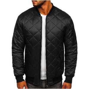 Elegante chaqueta bomber acolchada negra para hombre-Eleva tu armario El estilo clásico se encuentra con la comodidad moderna - Product Image 2